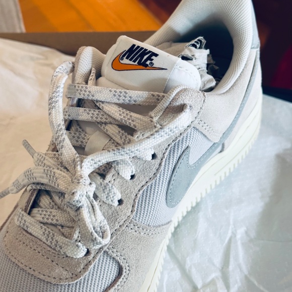 Air Force 1 ‘’07 LV8 Sail/Lt smoke grey colour Size W8.5 M7 - Picture 2 of 4